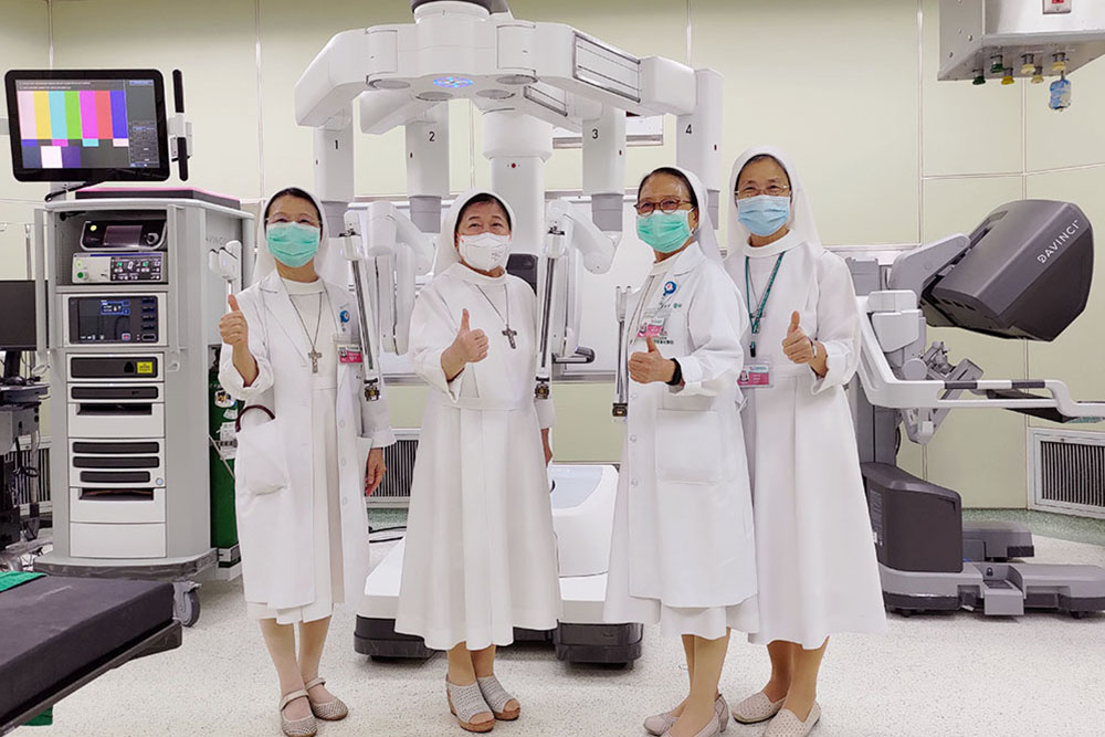 院長陳美惠（左二）表示，先進的達文西手術系統加上最優秀的醫療團隊，使聖馬爾定醫院手術再升級。