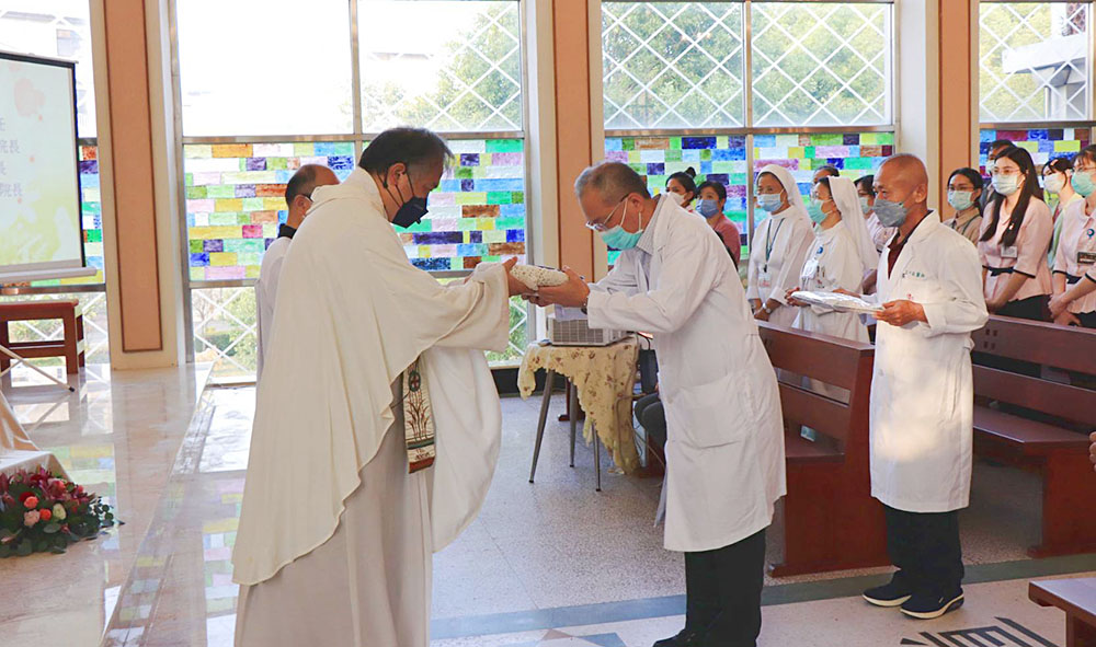 醫師在祝福禮中獻上聽診器與白袍，代表全心奉獻給病患。