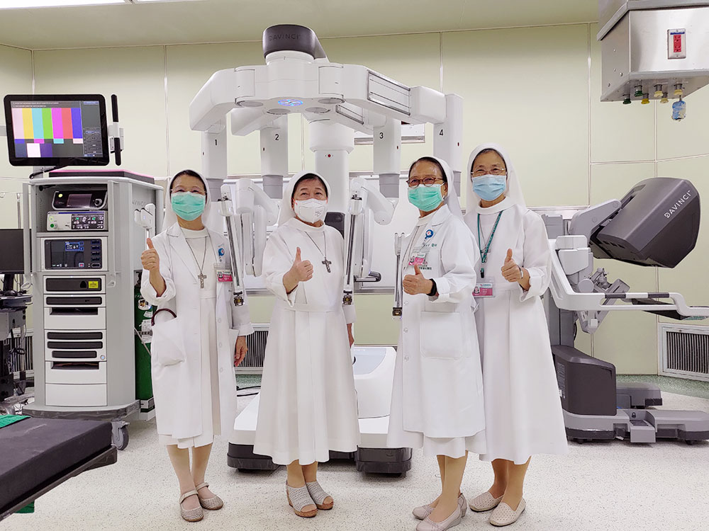 院長陳美惠（左二）表示，先進的達文西手術系統加上最優秀的醫療團隊，使聖馬爾定醫院手術再升級。