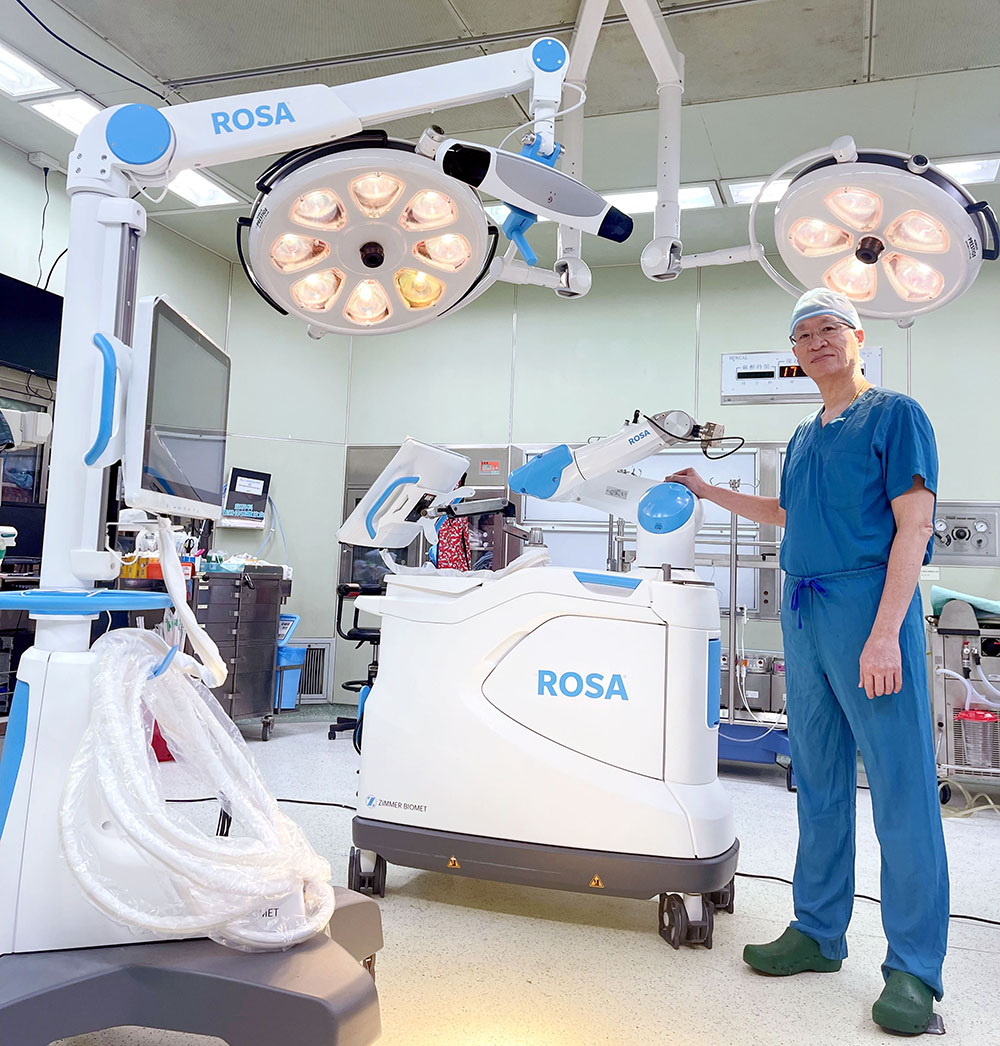 黃立人醫師是目前雲嘉南地區「機器手臂人工關節置換手術」經驗最豐富的骨科醫師