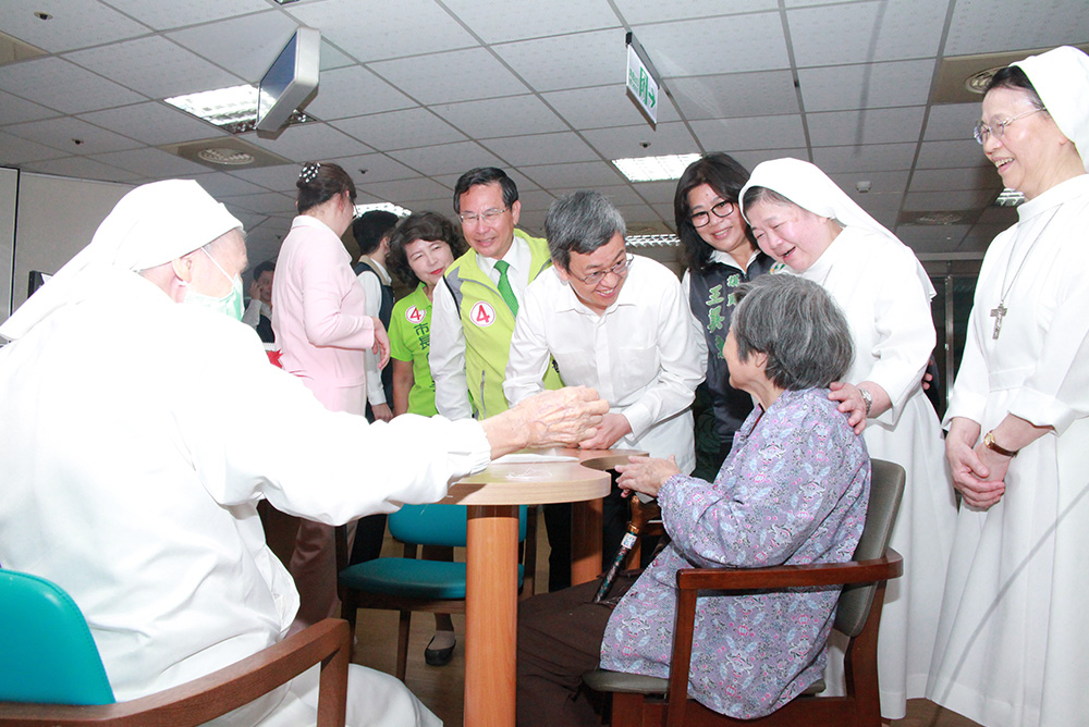 陳副總統參訪華人首座沐浴福祉教室，讚賞優良醫療在嘉市