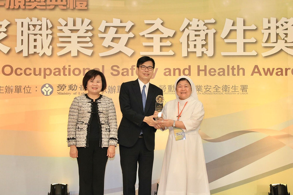 重視員工身心靈健康，聖馬醫院榮獲中南部唯一「勞動健康特別獎」