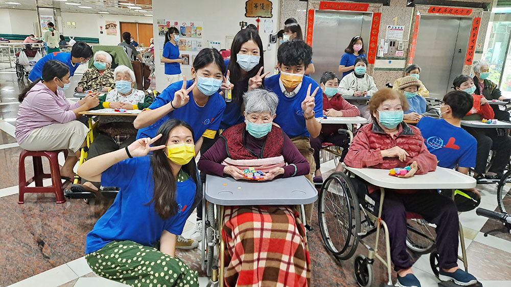 學子為長輩慶生,春暖花開溫馨洋溢