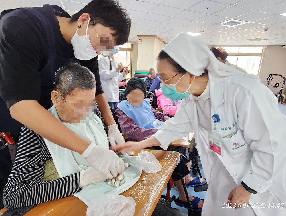 與護家長輩共賞樂 歡慶中秋不孤單