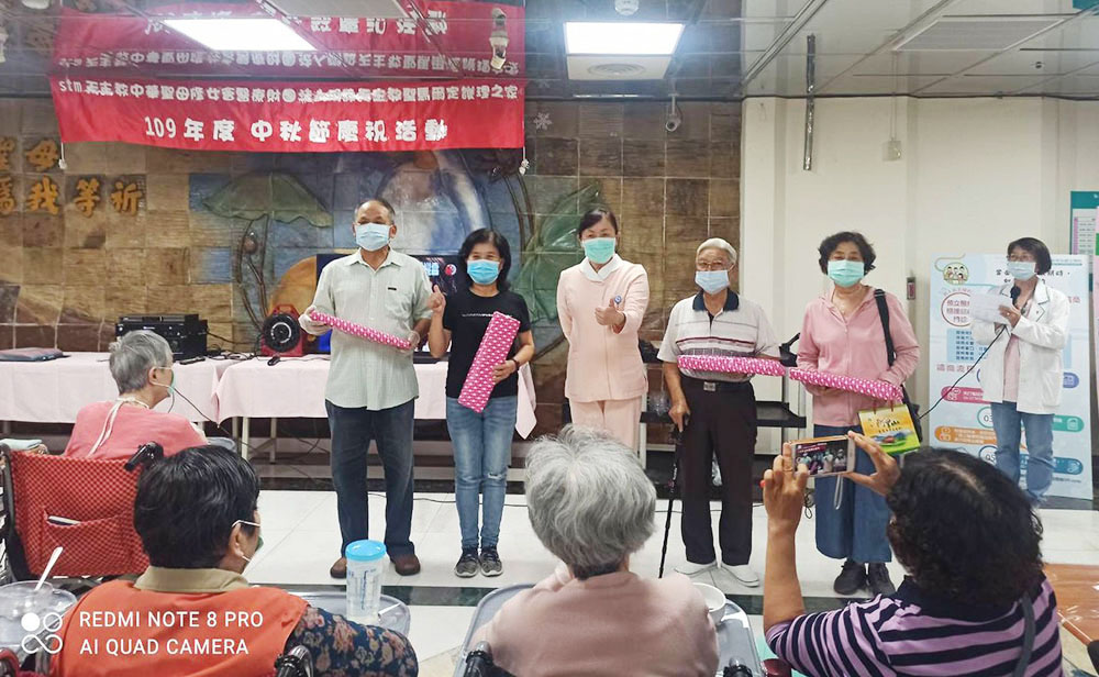 護理之家慶中秋頒發探視獎,鼓勵家屬多陪伴
