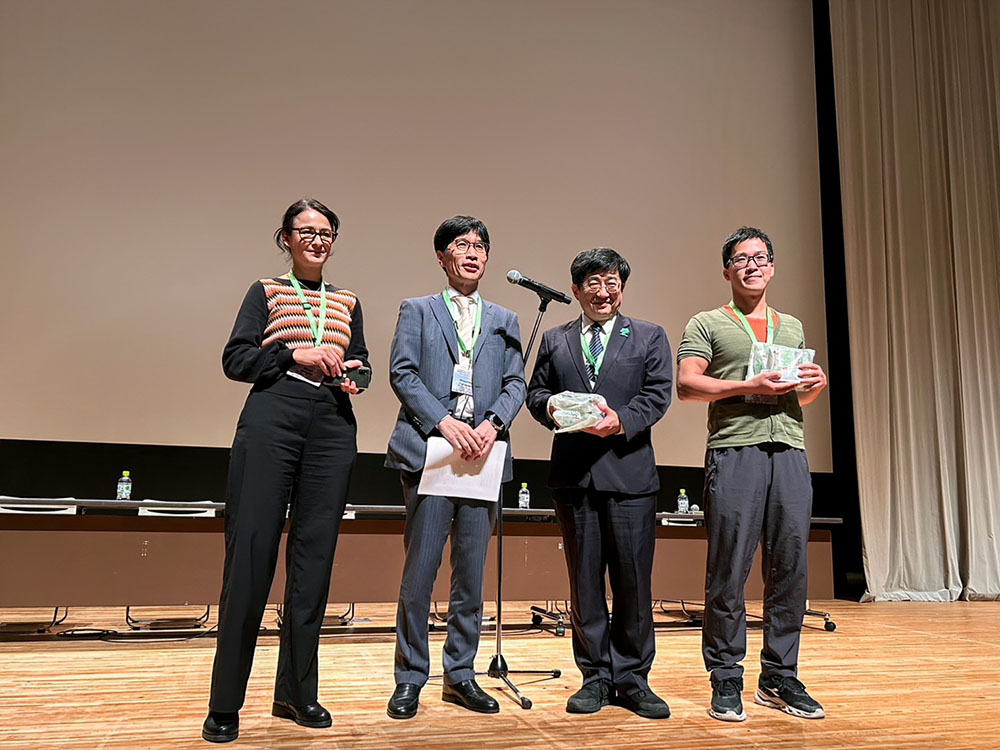 尤偉銘營養師領取HPH最佳海報獎