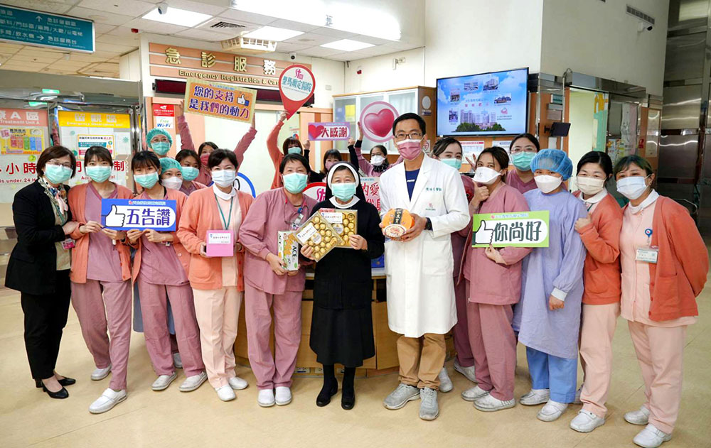 情人節前夕慰問醫護 聖馬院長陳美惠親贈巧克力