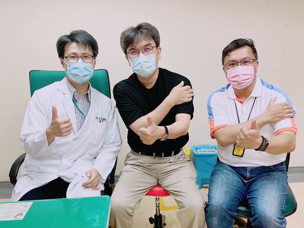 嘉市衛生局長不缺席,偕同教育處長施打AZ疫苗