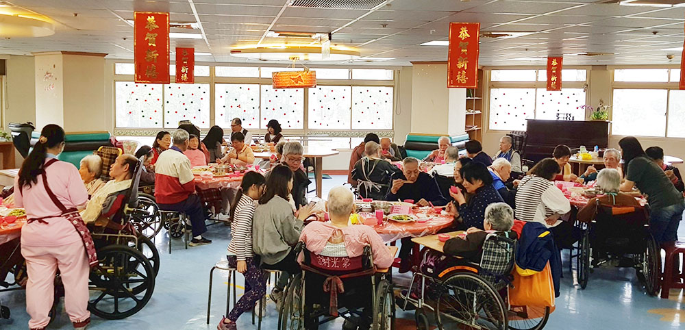 長輩圍爐迎新年,聖馬護理之家席開23桌