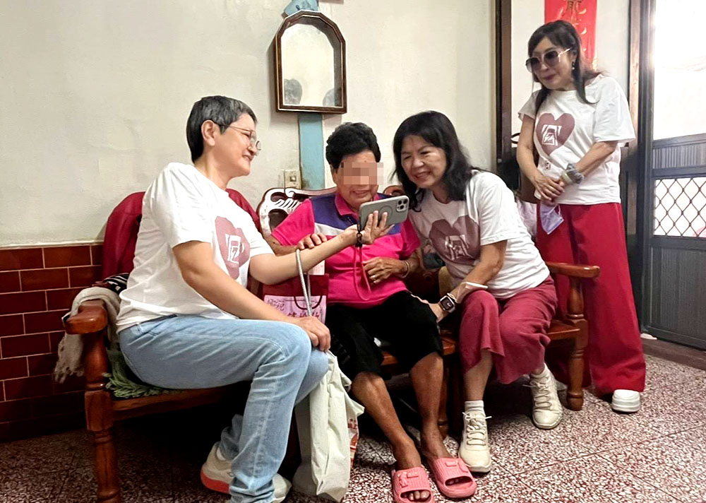 醫院中秋送暖 關懷獨老不孤單