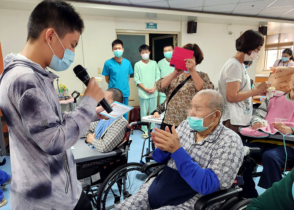 慶祝父親節 護理之家溫馨陪伴