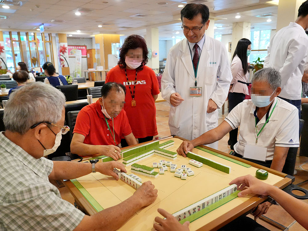 結合娛樂與預防 聖馬失智共照中心推動「健腦麻將」