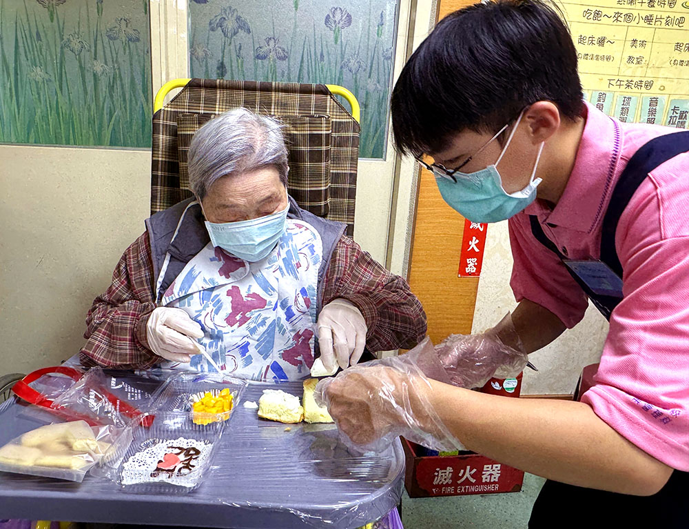 護理之家滿滿父愛 陪住民溫馨過節