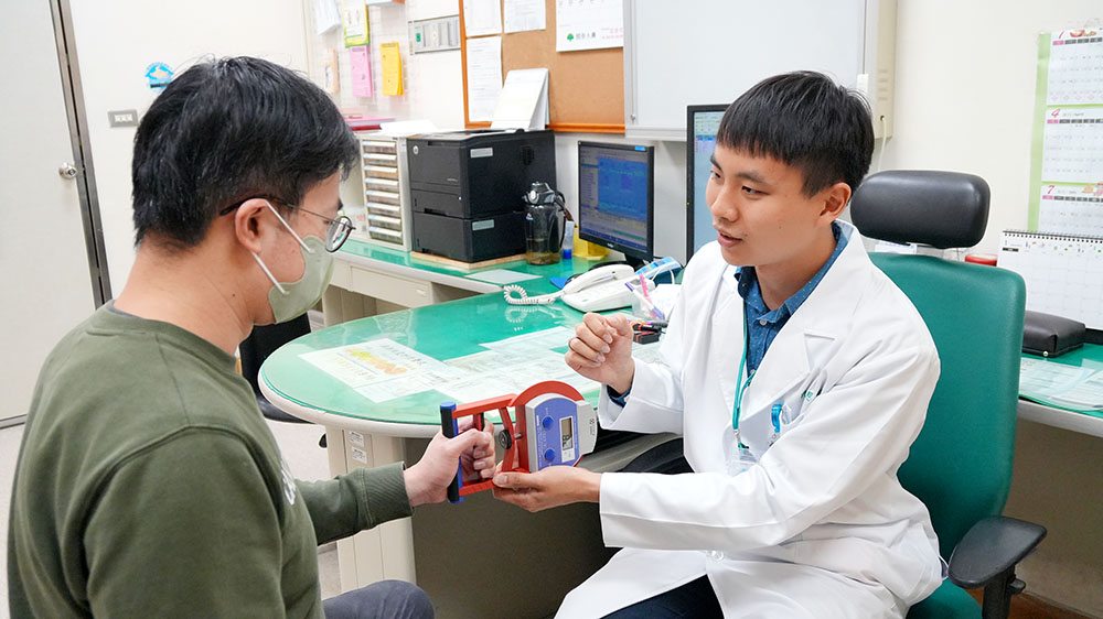 聖馬職業醫學科許明恩醫師勤學印尼、越南語 拉近與外籍移工距離